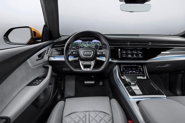Салон Audi Q8 2019 года